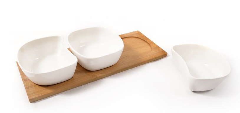 Porcelanske činije na postolju od bambusa 