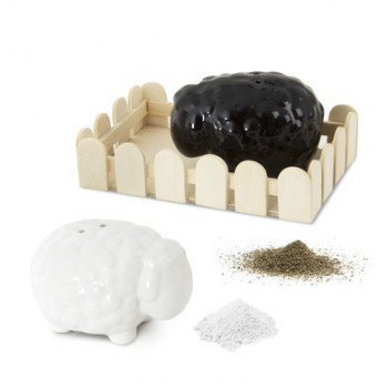 SALT AND PEPPER SET BLACK AND WHITE 