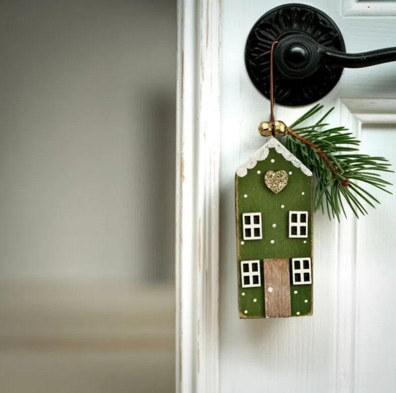 Novogodišnji ukras KUĆICA SA PRAPORCIMA (Više vrsta) 